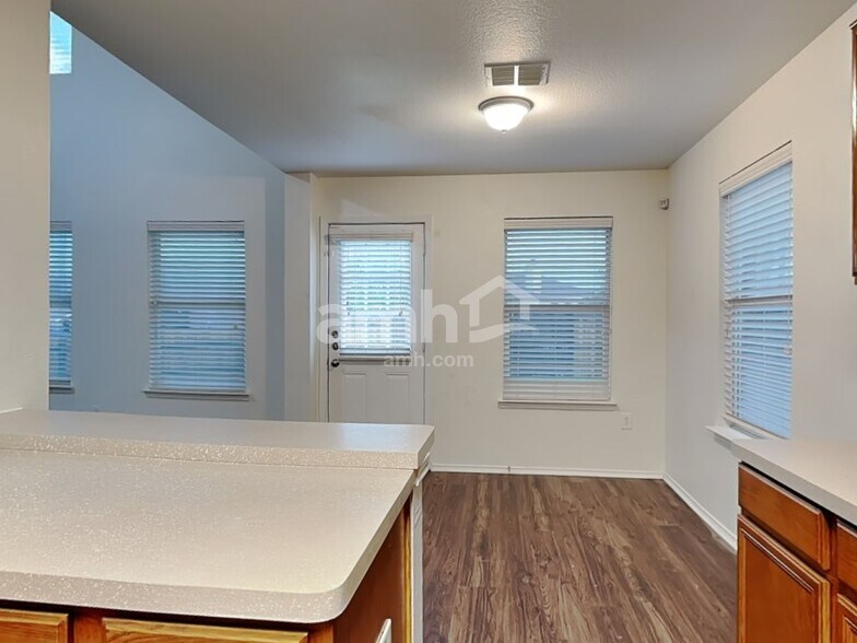 Building Photo - 1036 Cove Hollow Dr