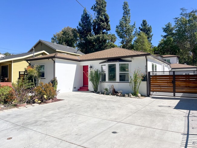 Building Photo - Charming Stand-Alone Home - 3BR/1BA with Parking