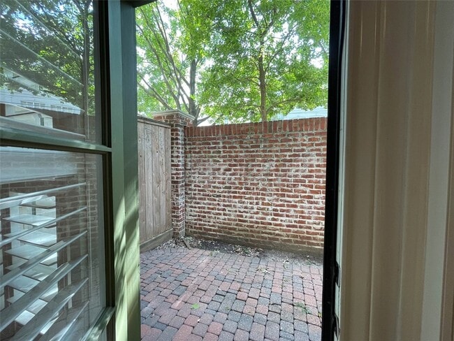 Building Photo - 1329 Hyde Park Blvd