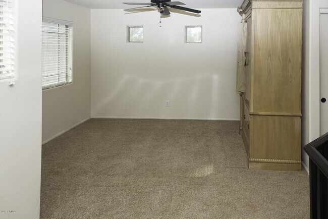 Building Photo - BEAUTIFUL 4 BED 2.5 BATH, OVER 2300SQFT., ...