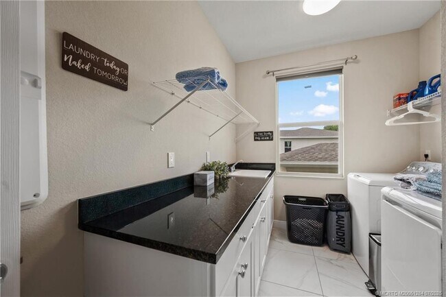 Building Photo - 1813 NW Cataluna Cir