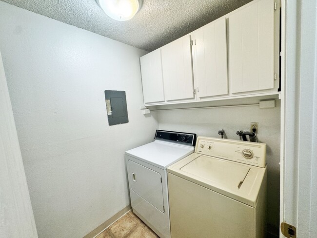 Building Photo - 2 Bed, 2 Bath Condo with Storage in Gated ...