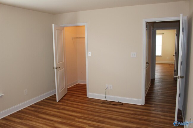 Building Photo - 103 Glen View Dr