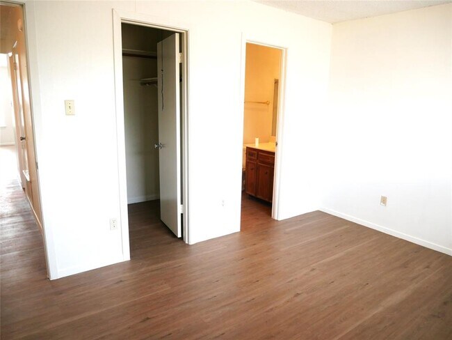 Building Photo - 2005 Old W Pl