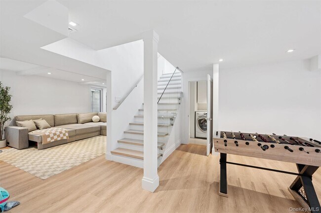 Building Photo - 28 Canoe Place Rd