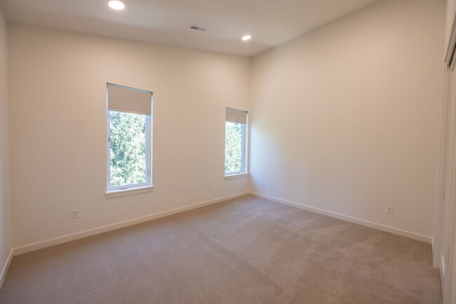 Building Photo - Riverside Townhomes - Waterfront Living in...