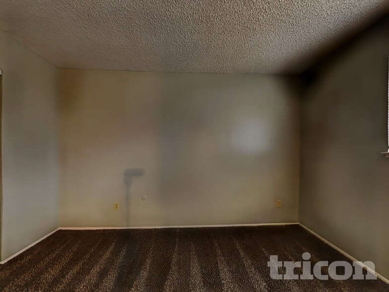 Building Photo - 1213 Essex Dr