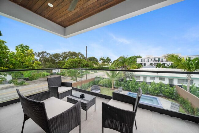 Building Photo - 601 NE 16th Ave