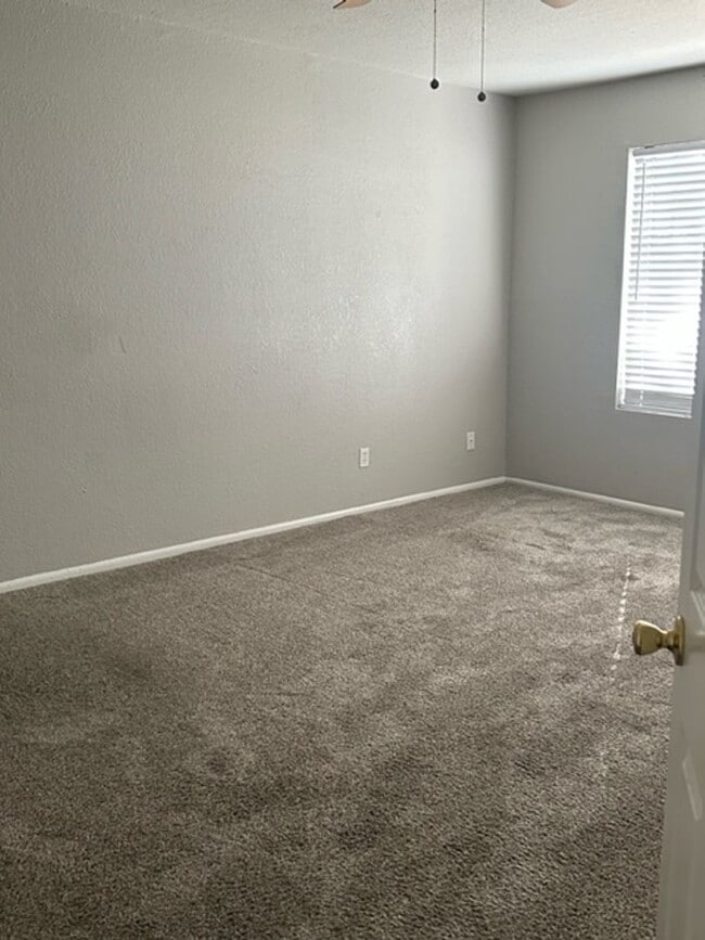 Building Photo - 6046 W Townley Ave