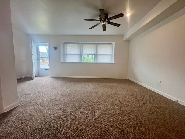 Building Photo - Stunning 2-Bedroom Apartment in Rhawnhurst! Available NOW!