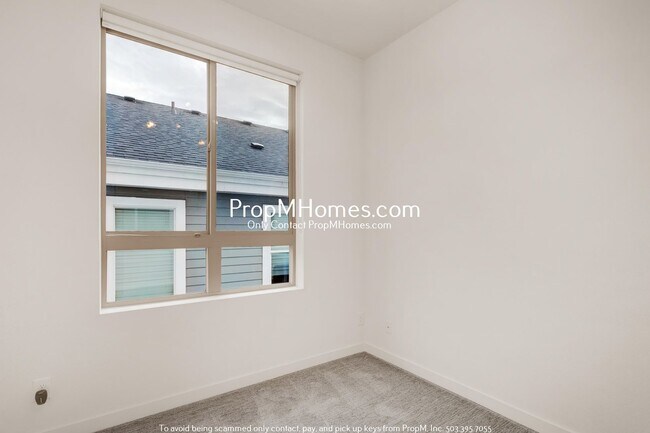 Building Photo - Two Bedroom Modern Oasis with Stunning Views & Designer Finishes