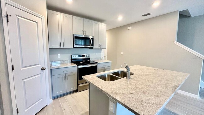 Building Photo - 5852 Ocean Isle Dr