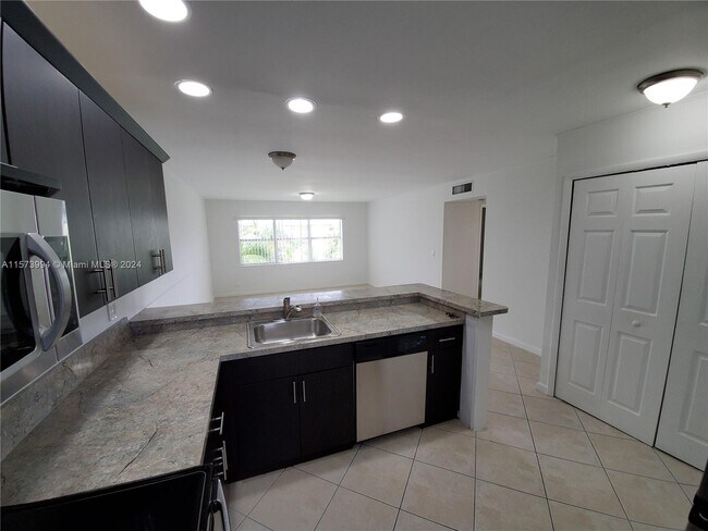 Building Photo - 560 SE 2nd Ave