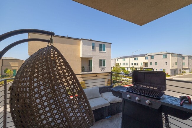Building Photo - Modern 3-Story Townhouse in Agualuna!