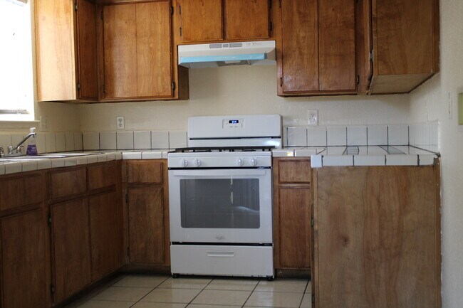 kitchen - 1557 Tomah Ave