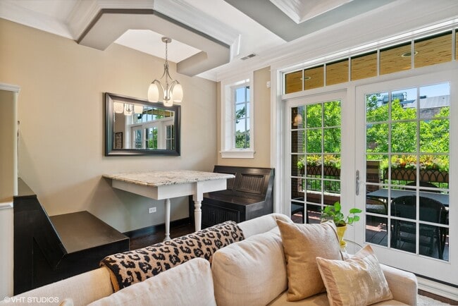 Building Photo - 1022 W Diversey Pkwy