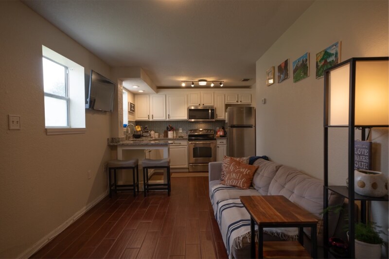 Building Photo - 541 W Hancock St