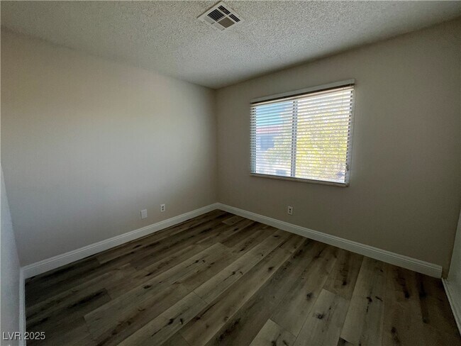 Building Photo - 1009 Willow Tree Dr