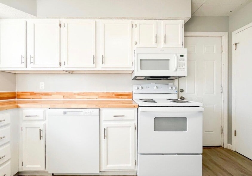 Building Photo - 6823 SW Knoll Ct