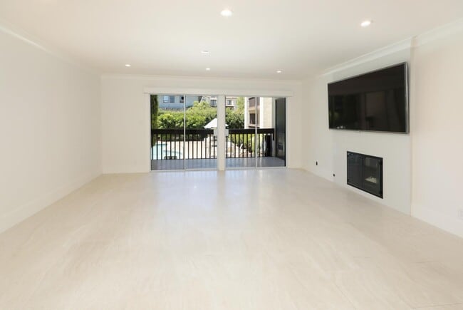 Building Photo - 226 W Edith Ave