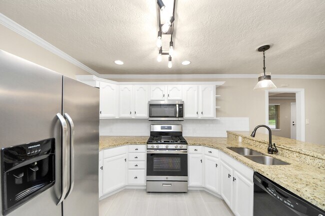 Building Photo - 2215 Gardenia Dr
