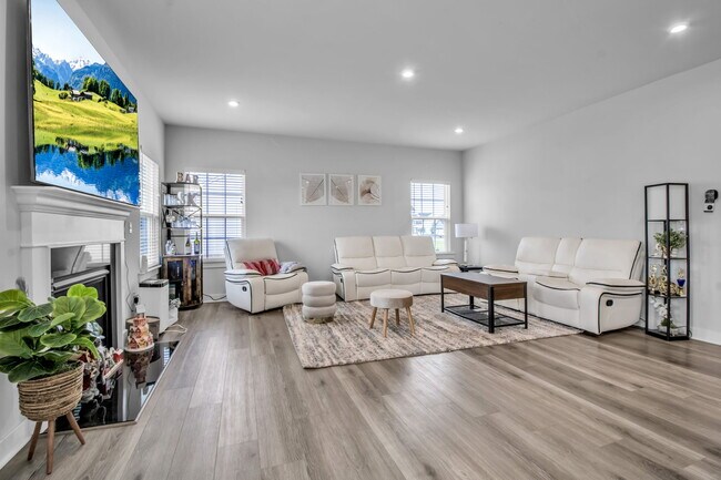 Building Photo - 4966 Brauer Dr