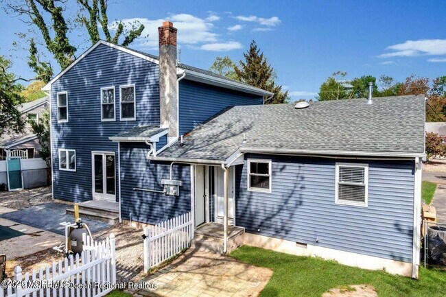 Building Photo - 1145 Roe Ave