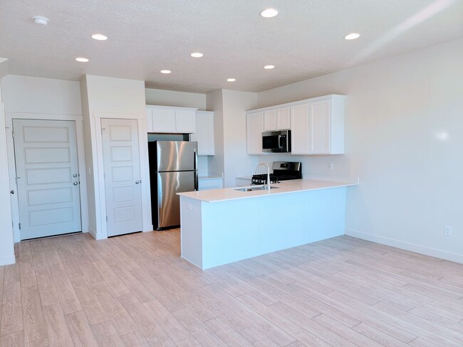 Building Photo - AMAZING IVORY TOWNHOME!