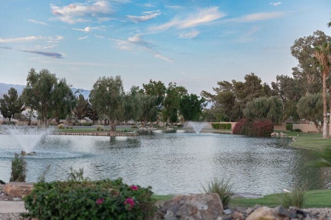 Building Photo - Single-Story 2-Bedroom Condo in Beautiful Palm Desert Resorter HOA!