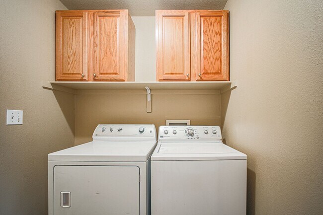 Building Photo - BEAUTIFUL 3 BD HOME LOCATED IN THE HEART O...