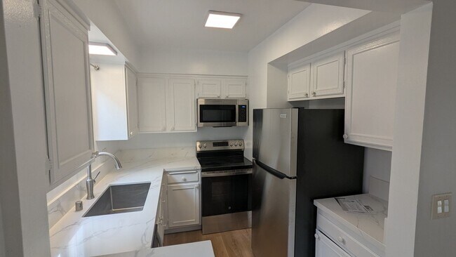 Building Photo - Beautifully Remodeled 2 Bed 1.5 Bath Santa...