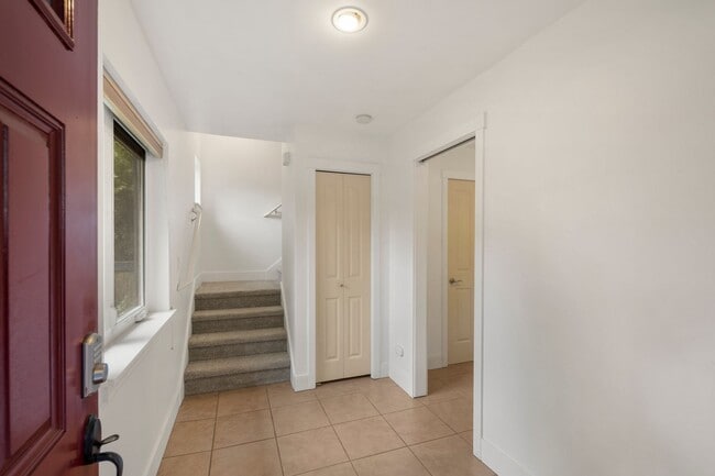 Building Photo - West Seattle - Large Bright 2 Bedroom 1.75 bath Delridge Townhouse