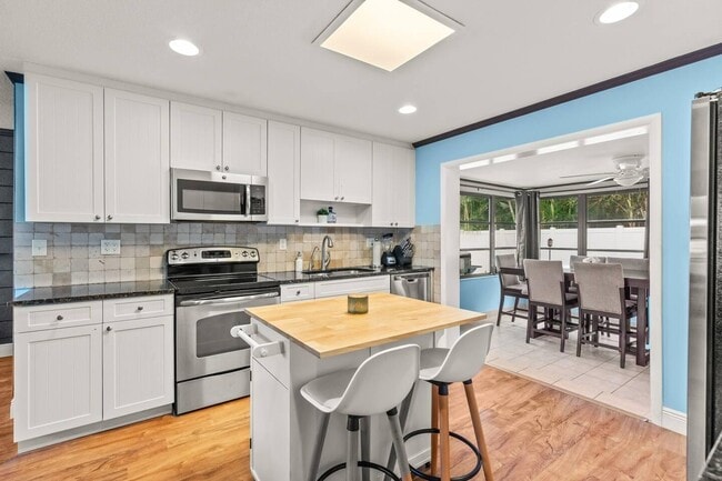 Building Photo - 1880 Kathy Ln