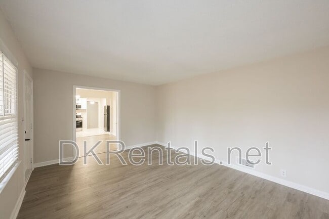 Building Photo - 2058 River Rd