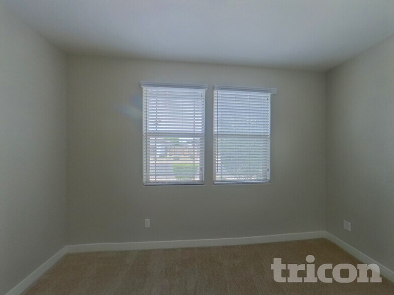 Building Photo - 2615 E Danbury Rd
