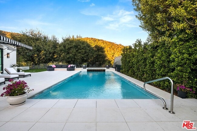 Building Photo - 1445 Vía Cresta