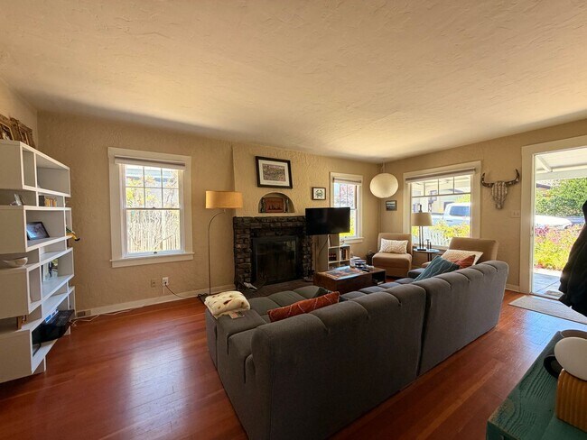 Building Photo - Charming 2BR/1BA Beach Cottage - Walk to Capitola Village!