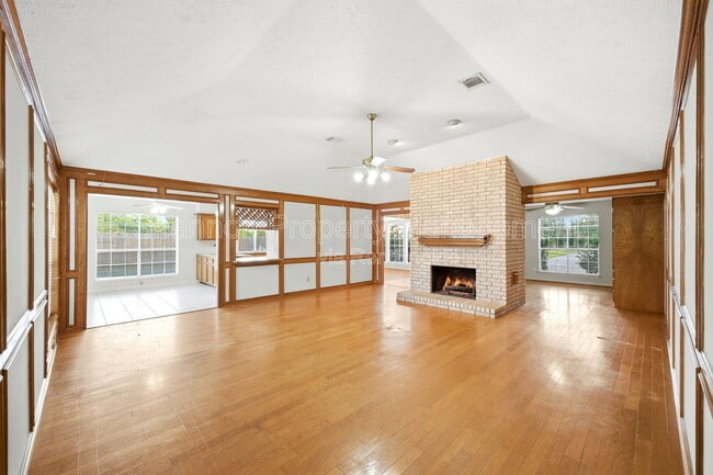Building Photo - 15911 Moonrock Dr