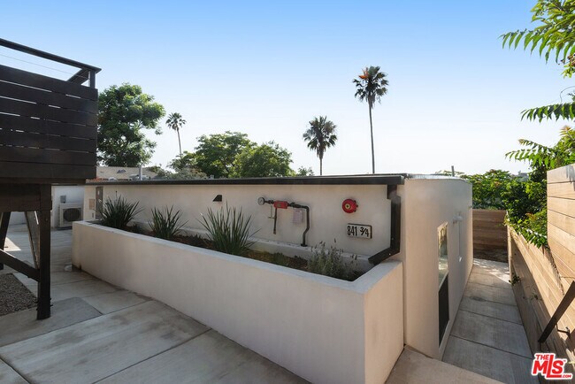Building Photo - 841 N La Fayette Park Pl