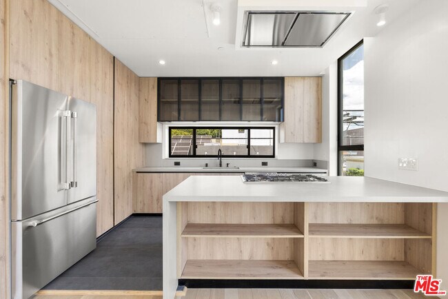 Building Photo - 1417 S Doheny Dr