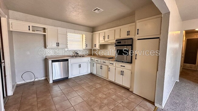 Building Photo - 8417 S Villa Ave