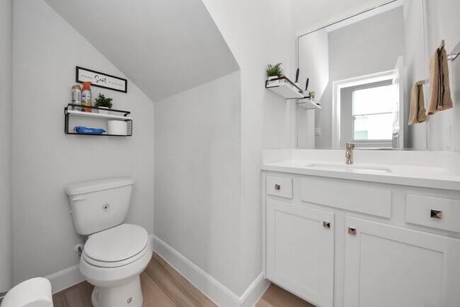 Building Photo - 506 W Donovan St