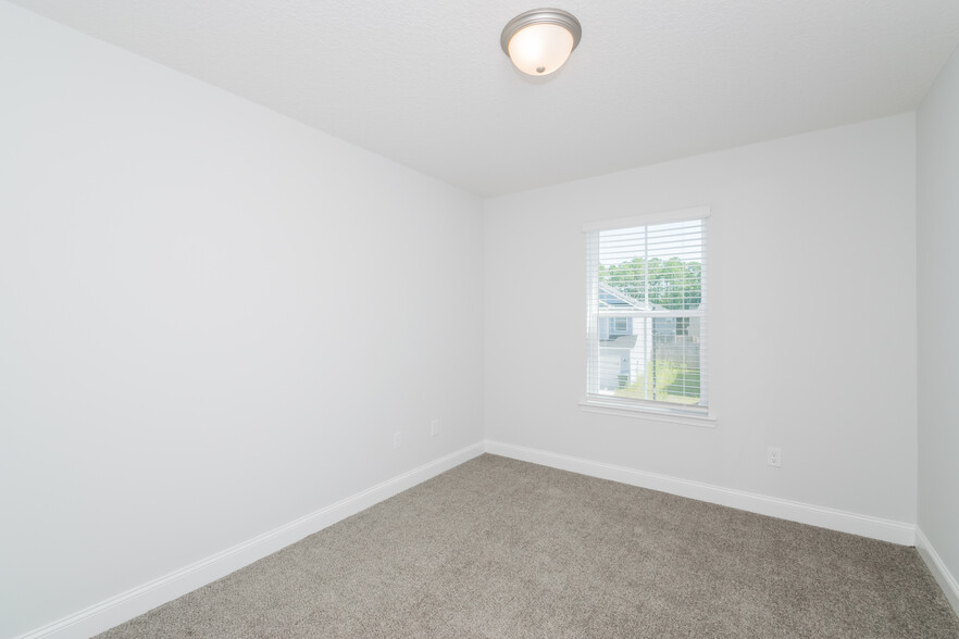 Building Photo - 135 Sugarberry Cir