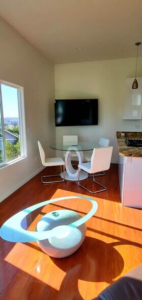 Fully furnished with modern furniture - 3306 Lloyd St
