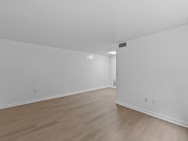 Building Photo - Sought-After fully remodeled Park Glen Condo Living in Arlington!