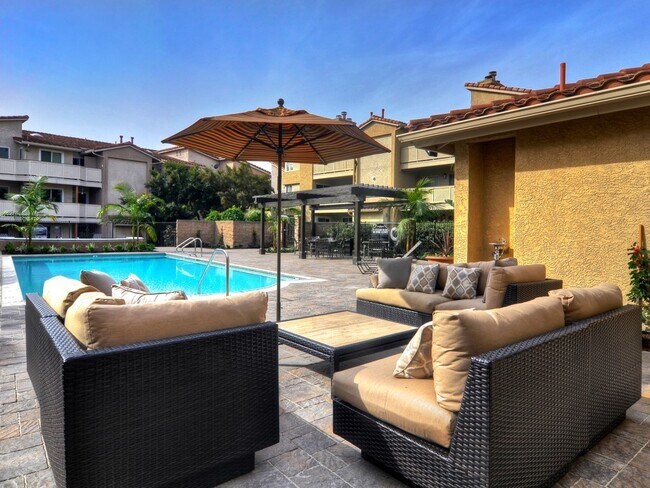 Building Photo - Stunning OCEAN VIEW Condo!
