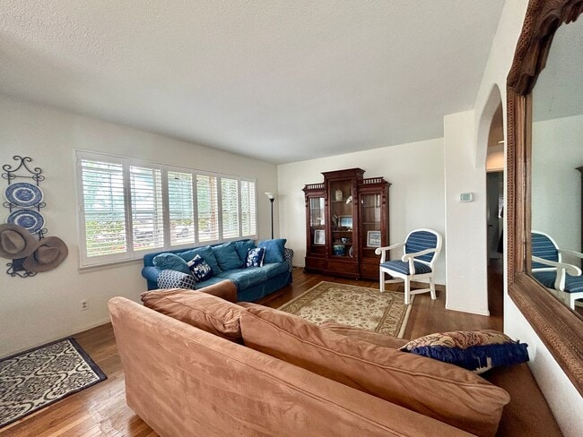 Building Photo - Spacious Beach House in South Oceanside