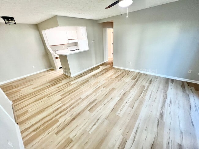 Building Photo - 302 Wells Ct