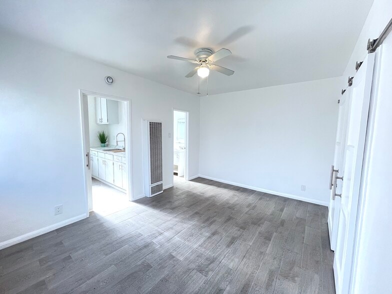 Living Area _Walk In - 128 Elm Ave