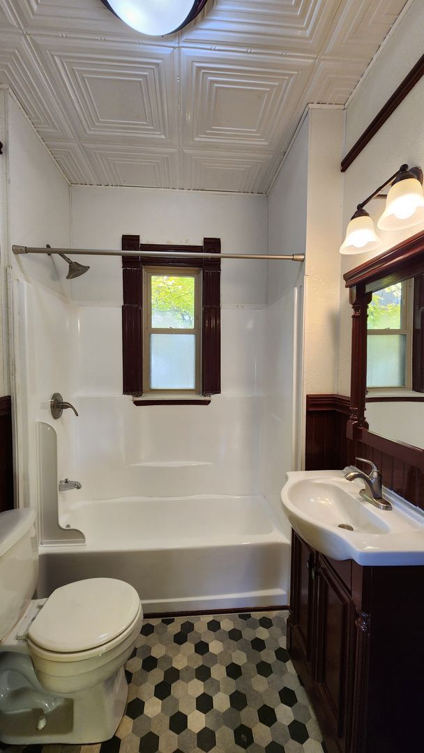 Building Photo - Charming House Near Providence